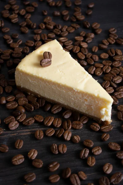 Cheesecake Com Café Fundo Preto — Fotografia de Stock