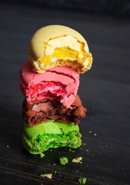 Mutfakta renkli makaronlar var.