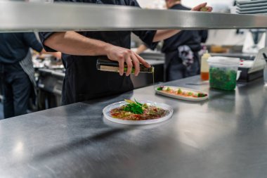 Lezzetli bir balık yemeği pişir.