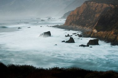 Okyanus Dalgaları Kıyıya Çarpıyor