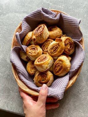 Elin bir sepet çöreği tutuyor.