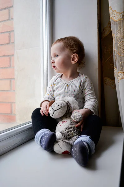 Little Girl Sitting Windowsill Looking Window — Foto Stock