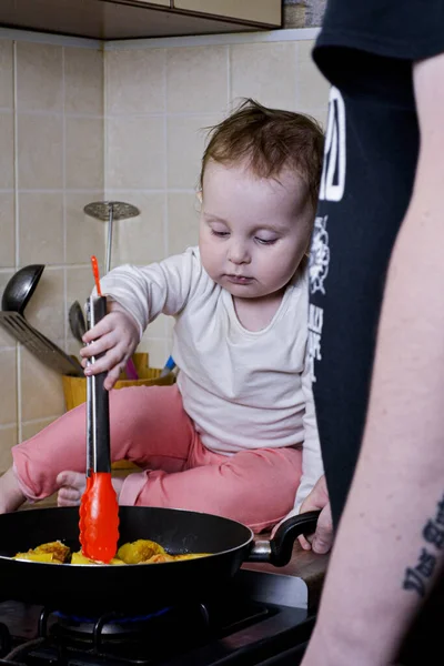 Little Girl Helping Dad Cook While Sitting Kitchen Table — Stock Photo, Image