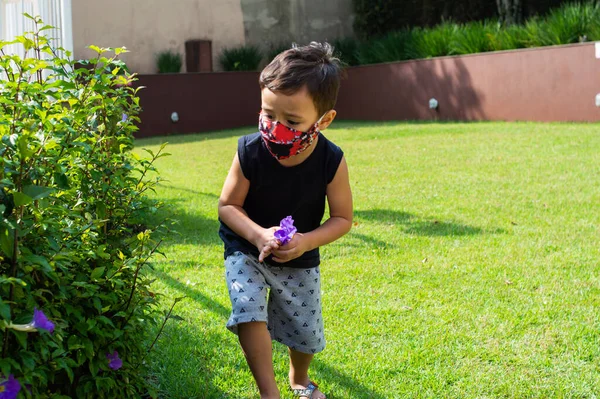 Enfant Garçon Utilisant Masque Sur Jardin Recherche Une Fleur Rose — Photo
