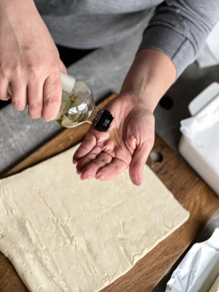 Kvinna Häller Olja Hennes Hand — Stockfoto