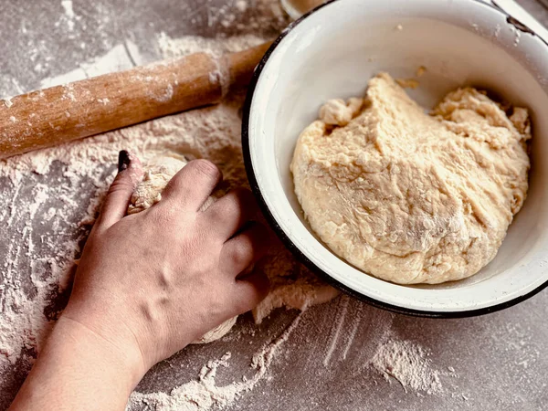 Massa Farinha Amassamento Mão Uma Mesa Cinza — Fotografia de Stock