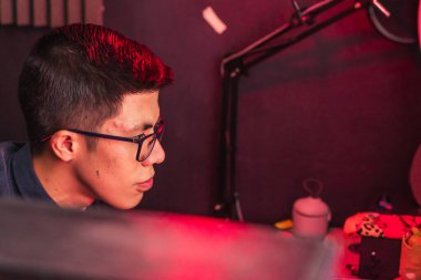 Bilgisayarında farklı işler yapan genç bir adam..