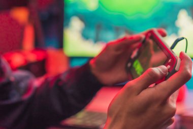 Genç adam video oyunlarına tutkulu.