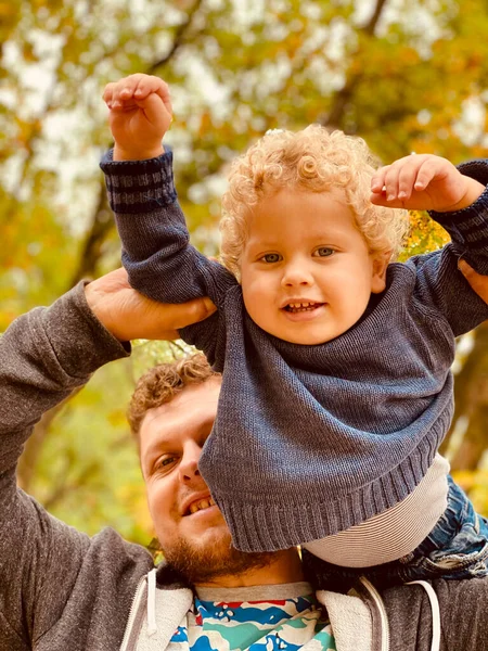 Papa Spielt Mit Dem Kind Aus Nächster Nähe — Stockfoto