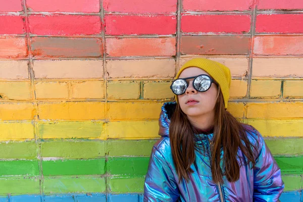 Εφηβικό Κορίτσι Στέκεται Κοντά Ένα Ουράνιο Τόξο Χρώματος Τοίχο Έξω — Φωτογραφία Αρχείου