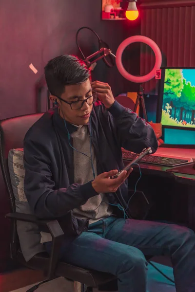 Молодий Чоловік Захоплюється Відеоіграми — стокове фото