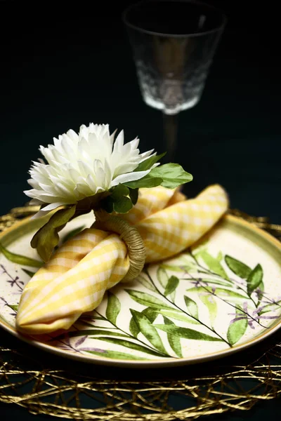 Anéis Guardanapo Feitos Mão Com Flores Artificiais — Fotografia de Stock