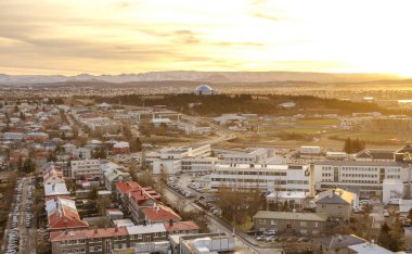 Kışın Reykjavik 'i seyret. Kış güneşi, yılın bu zamanında ufuktan zar zor geçer..