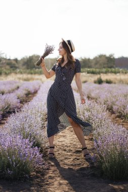 Lavanta desenli şapkalı genç kız.