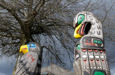 Eagle Above Bear Holding Fish - Cicero Ağustos 1987. Cowichan Vadisi, Vancouver Adası, British Columbia, Kanada.