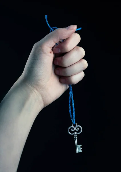 Mão Segurando Corda Azul Com Chave Prata Anexada — Fotografia de Stock
