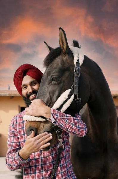 Reiter Mit Seinem Pferd Umarmte Lächelnd — Stockfoto