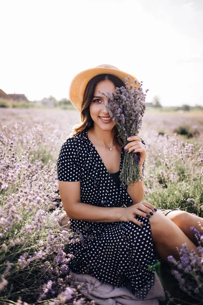 Chica Joven Sombrero Con Ramo Lavanda —  Fotos de Stock