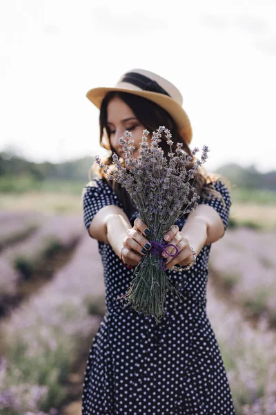 Jong Meisje Hoed Met Lavendel Boeket — Stockfoto