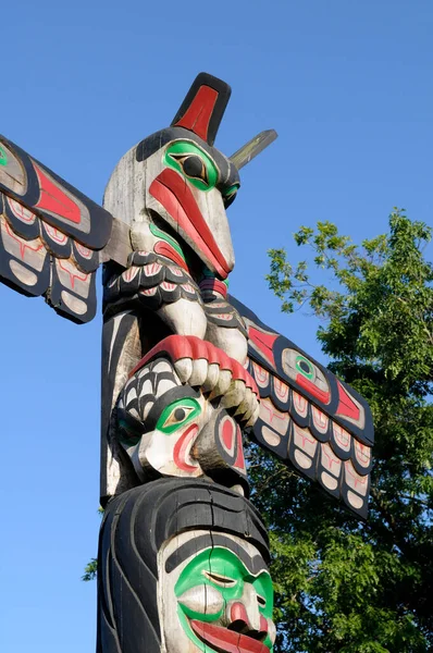 Kuzgun Tutucu Totem Kızılderili Şefi Above Beaver 'ın oğlu Douglas Lafortune 1989. Cowichan Vadisi, Vancouver Adası, British Columbia, Kanada.