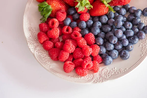 Fresh Ripe Juicy Wild Berries Raspberries Blueberries — Stock Photo, Image