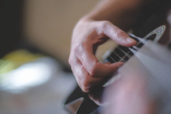 Öğleden Sonra Bir Kadın Akustik Gitarist Oynuyor — Stok fotoğraf