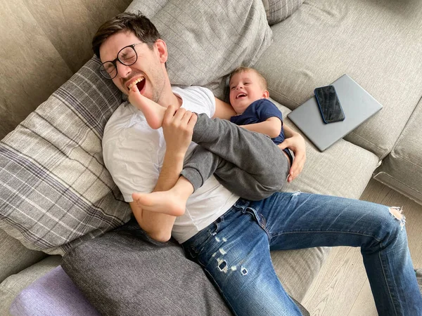 Father Plays His Son While Resting Gadgets Isolation — Stock Fotó
