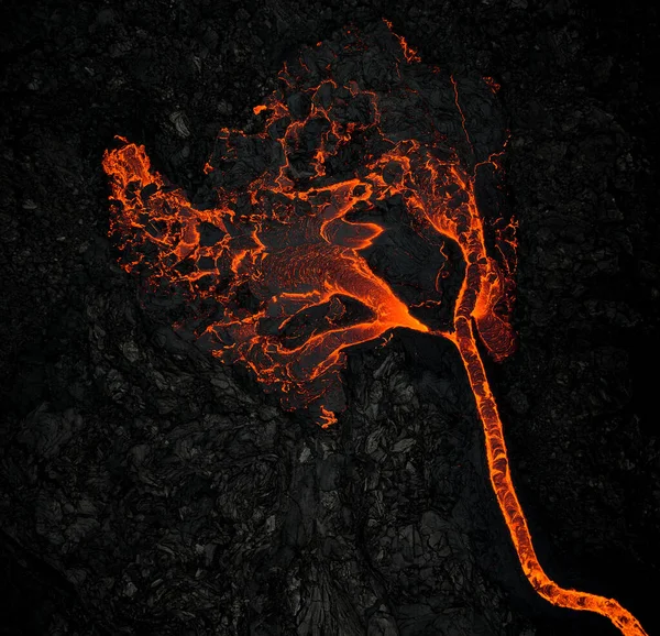 Drone Vista Del Magma Arancio Caldo Che Scorre Lungo Terreno — Foto Stock