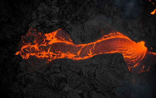 Дивовижний Повітряний Вид Розплавленої Лави Тече Чорній Вулканічній Поверхні Гірській — стокове фото