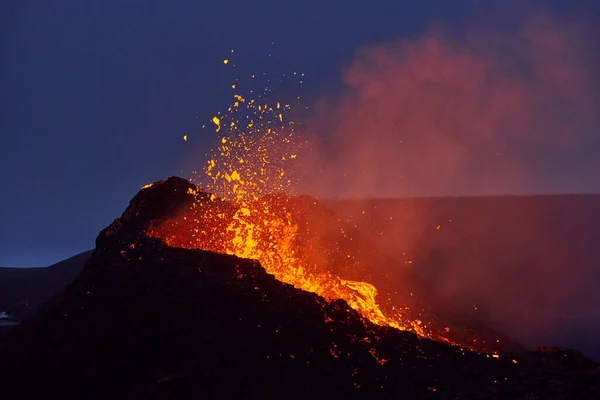 Häpnadsväckande Landskap Varm Magma Utbrott Från Krater Vulkaniska Berg Natten — Stockfoto