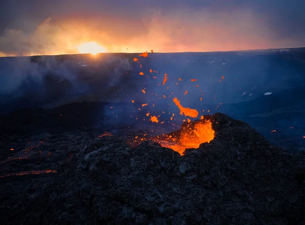 高原岩石活火山火山口燃烧热熔岩和蒸气的戏剧化景象 — 图库照片