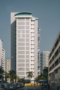 Singapur 'da gri tonları olan eski, yoğun bir apartman kompleksinin ön görüntüsü