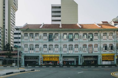 Singapur 'un Küçük Hindistan' ındaki renkli eski binalar kavşağa karşı..
