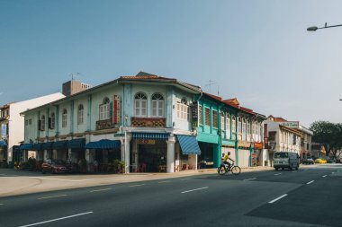 Singapur 'un Küçük Hindistan' ındaki renkli eski binalar dört şeritli yola karşı..