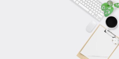 Ofis masası, ofis malzemeleri ve kahve ile üst görünüm