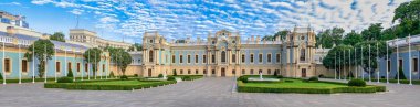 Kyiv, Ukrayna 07.11.2020. Ukrayna 'nın Ukrayna Yüksek Konseyi yakınlarındaki Mariinsky Sarayı güneşli bir yaz sabahı