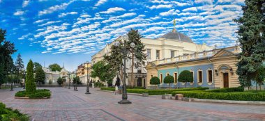 Kyiv, Ukrayna 07.11.2020. Ukrayna Yüksek Konseyi veya Ukrayna 'nın başkenti Kyiv' de Verkhovna Rada, güneşli bir yaz sabahı