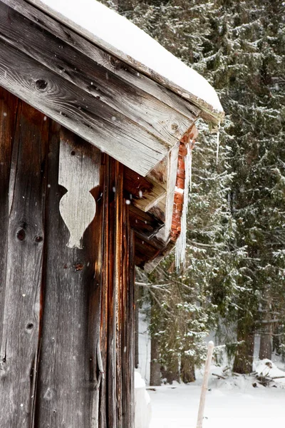 Eiszapfen Hängen Holzhütte — Stockfoto