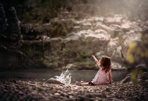 Молода Дівчина Кидає Тони Озеро Роблячи Бризки Скелястій Сільській Місцевості — стокове фото