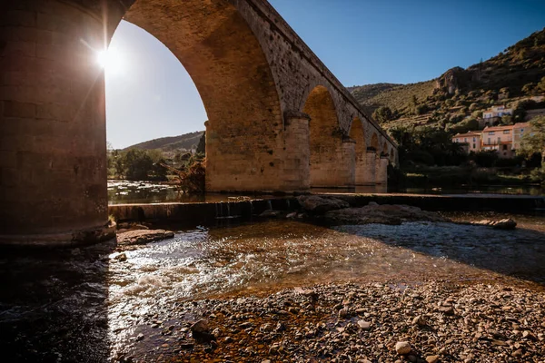 Ponte Arco Pedra Velha Através Rio Aldeia Francesa Mediterrânea — Fotografia de Stock