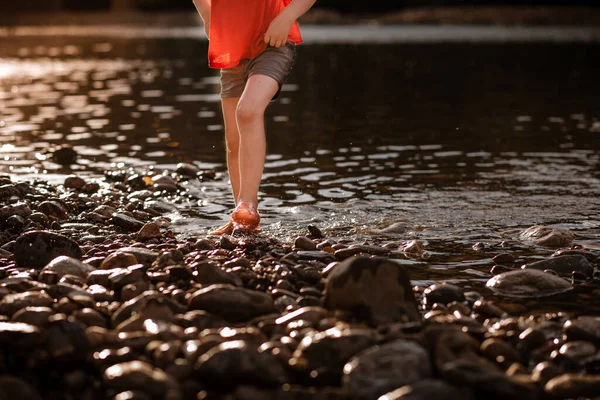 Meisje Peddels Rotsen Rivier Het Zuiden Van Frankrijk Zomer — Stockfoto