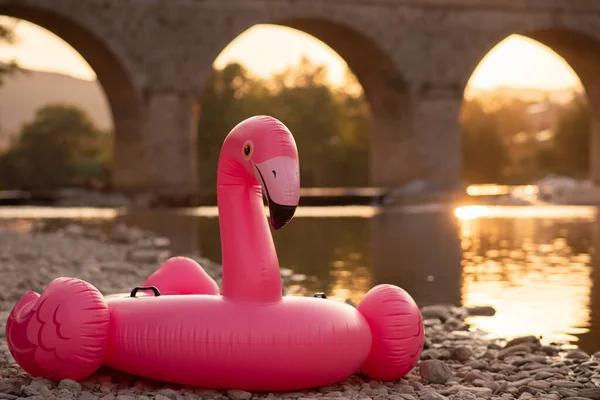 Şişme Flamingo Fransız Tarihi Taş Köprüsü Ile Nehirde Yüzüyor — Stok fotoğraf