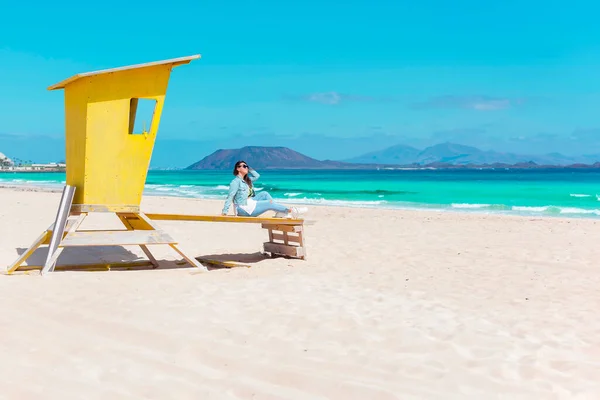 Young Woman Sunglasses Yellow Lifeguard Tower Beach — Foto Stock