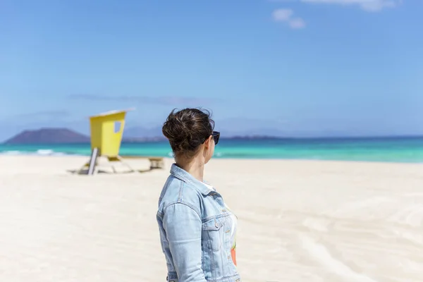 Youn Woman Staying White Sand Beach Looking Horizon — Zdjęcie stockowe