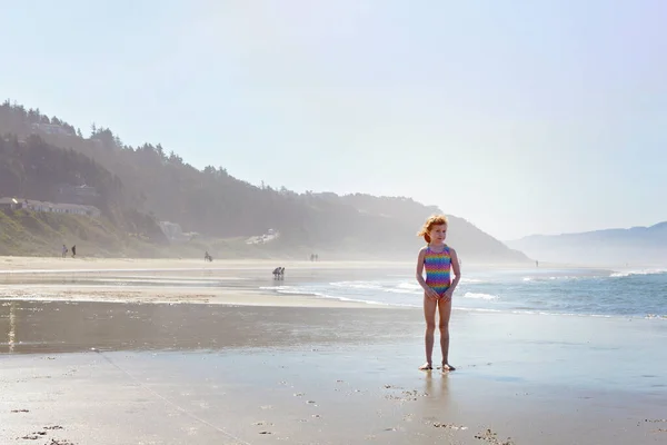 Щаслива Маленька Руда Дівчинка Стоїть Березі Океану — стокове фото