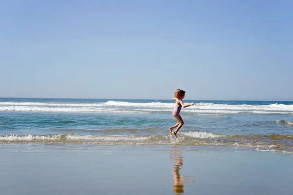 Gelukkig Roodharig Meisje Rennend Langs Oceaan — Stockfoto