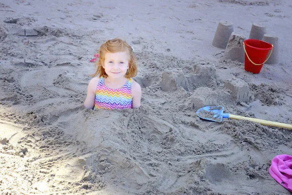 Маленька Дівчинка Рудим Волоссям Закопана Пісок Пляжі — стокове фото