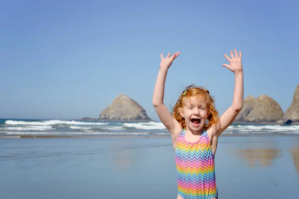 Nadšený Malá Zrzka Dívka Břehu Oceánu — Stock fotografie