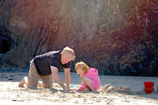 Маленька Дівчинка Рудим Волоссям Грає Пляжі Своїм Дідом — стокове фото