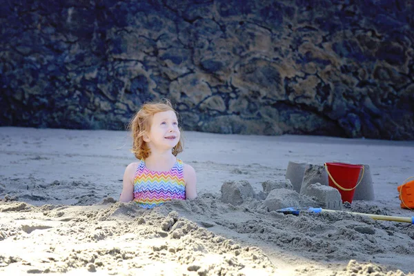 Μικρό Κορίτσι Θαμμένο Στην Άμμο Στην Παραλία — Φωτογραφία Αρχείου